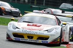 Ferrari Portugal travada por toque de adversário