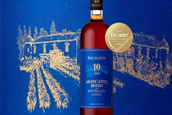 Bacalhôa Moscatel Roxo Superior 10 anos conquista medalha de ouro nos Decanter World Wine Awards 2026 - Entre os melhores vinhos fortificados do mundo 