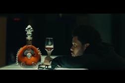 The Weeknd lança vídeo para o single "Out of Time" com as participações de Jim Carrey e HoYeon Jung