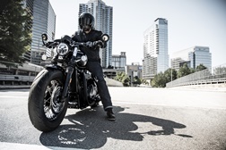 A nova geração da Bonneville Bobber recebeu melhorias estéticas e ciclísticas