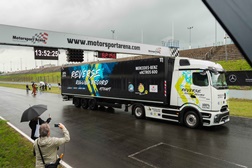 eActros 600 camião elétrico Mercedes-Benz Trucks percorreu 124,7 quilómetros em marcha-atrás sem interrupção - Mercedes-Benz Trucks conquista título do GUINNESS WORLD RECORDS™ com o eActros 600