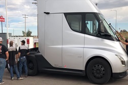 Camião Tesla Semi Truck captado nos EUA - Protótipo em testes de estrada