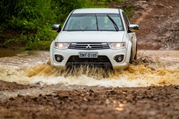 Pelo 11º ano consecutivo, L200 Triton é o carro oficial do Rally dos Sertões - Toda a força e resistência das picapes Mitsubishi estarão presentes na maior prova off-road do Brasil que começa no dia 23 de agosto e percorre os estados de Goiás e Minas Gerais