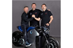 Max Biaggi, numa Voxan Wattman, vai tentar bater o recorde de velocidade de uma moto eléctrica.