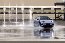BYD inaugura primeira pista todo-o-terreno dedicada a elétricos e Super Híbridos Plug-in - Oito zonas distintas, entre elas uma duna interior de areia, um anel de baixa fricção e uma piscina para travessia de carro