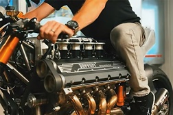 Hazan Motorworks constrói moto com motor V8 do Ferrari F355