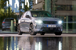 Adeus às estradas escuras com os faróis Intelli-lux Led® da Opel - Tecnologia adaptativa e sem encandeamento nos novos Corsa, Mokka, Astra e Grandland