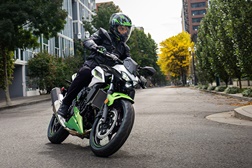 Kawasaki apresenta a Z500 e a Z 500 SE de 2027
