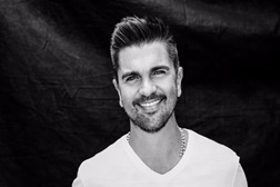 Juanes estreia novo single e vídeo "Fuego"
