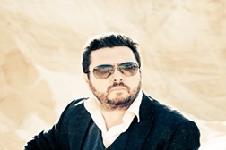 "Um Dia Assim" é o single de avanço do novo álbum de Pedro e Os Lobos