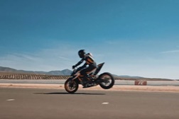 Nova KTM 1290 Super Duke R finalmente deixa-se ver