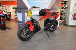 Red Bullet representa Lombas & Curvas no concurso Honda Garage Dreams