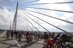 Passeio das Duas Pontes  Mais de 300 pedalaram solidariamente em Santarém
