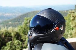 ROOF revoluciona com o lançamento do Desmo 3 Carbon: mais leve e com viseira foto cromática de série