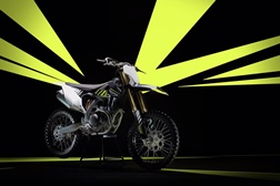 Triumph TF 250-X monta de origem discos Galfer