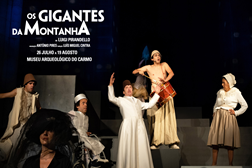 OS GIGANTES DA MONTANHA estão no Carmo - Até 19 de Agosto no Teatro no Museu Arqueológico do Carmo