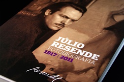 Fotobiografia de Júlio Resende com assinatura da Omdesign