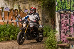 Teste Aprilia Dorsoduro 1200 - Rebelde e Subversiva