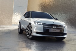 DS N°4 O avant-garde ao serviço da excelência - Uma berlina compacta premium num equilíbrio entre conforto e comportamento 