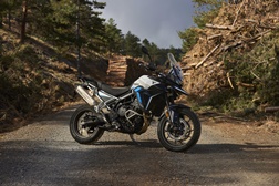 Novas edições especiais da Triumph Tiger 900: Alpine Edition e Desert Edition