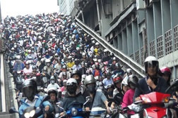 Scooters entopem Ponte de Taipei em Taiwan em hora de ponta