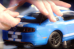 Brinquedos substituem carros na linha de montagem da Ford no Natal