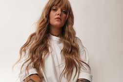 Carolina Deslandes estreia videoclip do novo single "Saia da Carolina"