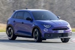 FIAT e Abarth aceleram no regresso ao Caramulo Motorfestival com duas estreias dinâmicas - Abarth 600e Scorpionissima e o FIAT Topolino como o veículo oficial de mobilidade do evento