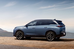 PEUGEOT abre encomendas e anuncia preços versões mais potentes E-3008 e E-5008  - Dual Motor 325 cv, tração integral