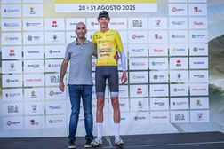 Carter Barnes é o novo camisola amarela depois de uma jornada com dose dupla - Volta a Portugal de Juniores