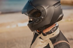 Cardo apresenta os primeiros capacetes com cancelamento ativo de ruído e indicador de saúde