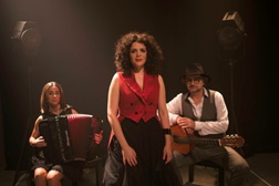 Donna Maria apresentam ao vivo "Três"