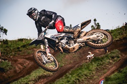 Motocross de Domingo de Páscoa supera chuva em Casais de São Quintino