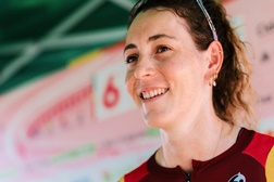 Marion Borras vence luta contra o tempo, mas Emma Siegers mantém a amarela