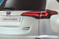 Novo Toyota RAV4 híbrido apresentado no Salão de Nova Iorque 2015