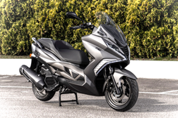 Mitt Max Emperor 125 - Na cidade e fora dela