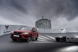 Cupra toca o céu em pista instalada num terraço de Paris