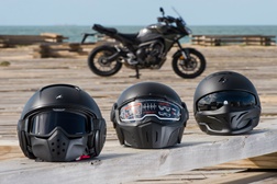 Capacetes urbanos de estilo rebelde: Shark Drake (Raw), Caberg Ghost e Scorpion Exo Combat
