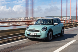 Novo MINI Cooper S em versão Classic - 5ª Geração com desempenho desportivo e design intemporal