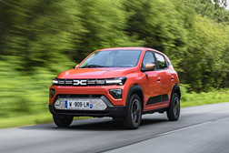 A bordo do novo Dacia Spring - Eficiente como sempre, com motor de 65 cv e uma excelente economia de 13,5 kWh/100 km