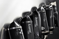 Akrapovic lança edição especial de ponteiras de escape comemorativa do seu 25º aniversário
