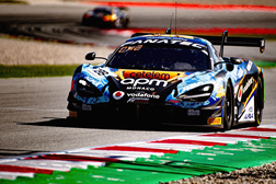 Henrique Chaves termina temporada com vitória em Barcelona - Em equipa com Miguel Ramos e Louis Prette no McLaren 720S GT3 da Garage 59