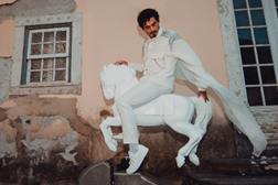 Jonas interpreta "Pontas Soltas", composta por Fábia Rebordão, no Festival da Canção