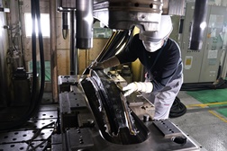 Nissan revoluciona a produção de peças em fibra de carbono - Novo processo de produção combinando de injeção de resinas e compressão