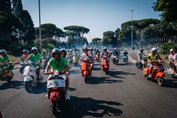 Vespa celebra 80 anos com desfile de 25 mil motos em Roma