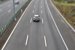 Passar pela direita pode ser considerado contra-ordenação?