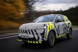O novo Renault Austral revela-se um pouco mais - O SUV vestiu o camuflado para partir à descoberta das estradas europeias