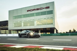 Porsche Taycan visita Xangai para o arranque na China - Seguem-se o Reino Unido e Estados Unidos
