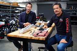 Keanu Reeves e Gard Hollinger explicam porque correr em motos é "pura diversão"