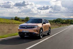 Encomendas abertas para o novo Opel Grandland Electric Long Range: até 694 km de autonomia - Bateria de 97 kWh disponível a partir de 47.950 euros (PVP incl. IVA)